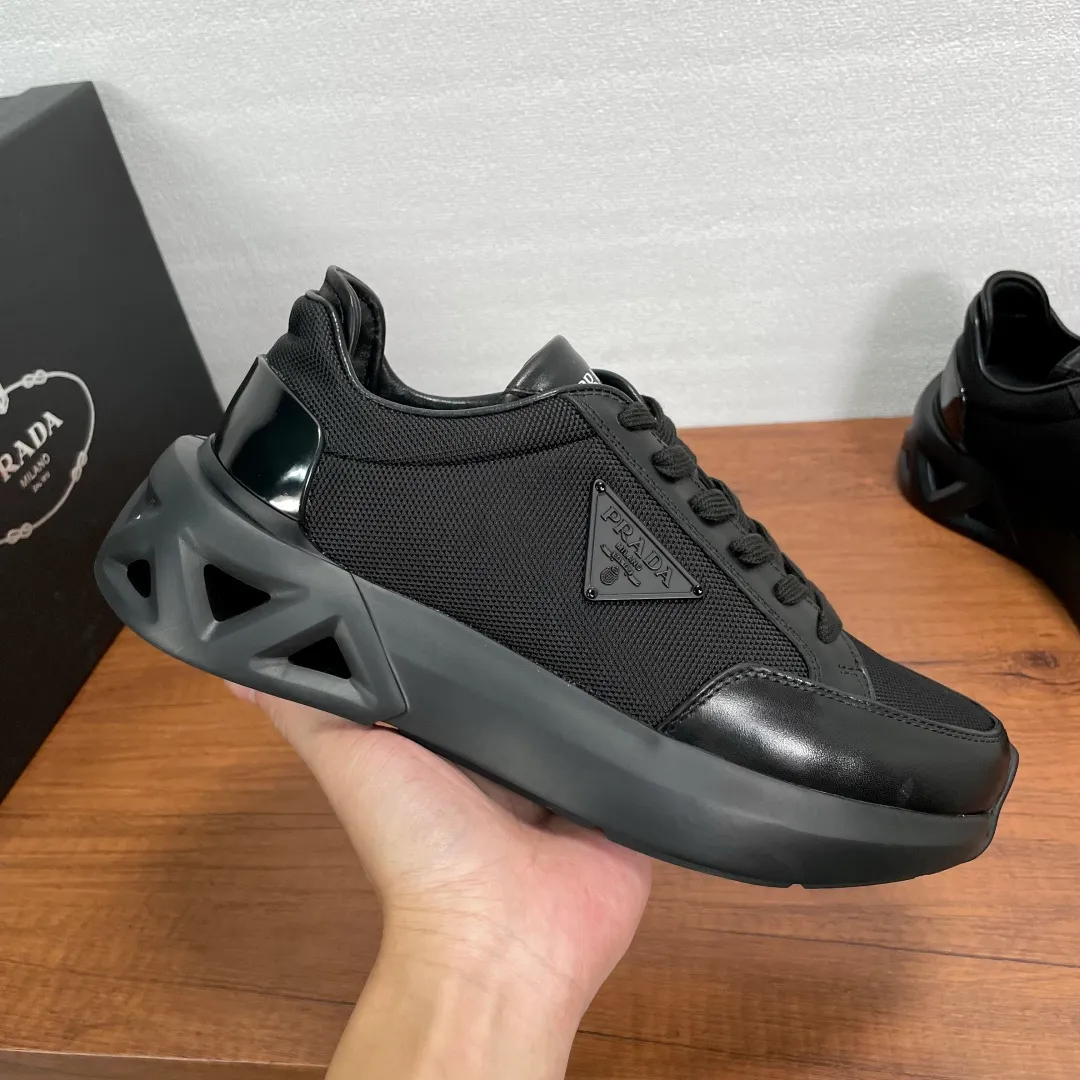 💰720 Code: YS003342 Prada/Prada men's new mesh stitching sneakers. This sneaker presents a modern version, reinterpreting the brand's archive style with clean lines and smooth details. The shoes are made of calf leather and technical fabric, with a triangular metal logo on the outside, bright TPU decoration on the heel, and a longer and padded inner heel design for a more comfortable fit. The tongue is decorated with a silk-screen logo, and is paired with a hollow rubber sole on the heel. The full cowhide lining comes standard with logo cowhide foot pads, making the upper foot taller, more comfortable, and versatile! Comes with full original packaging! Size: 39-40-41-42-43-44 Standard leather shoe size (45 can be customized and does not support returns) Item number: 2EE918 mesh black